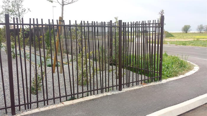 Clôture modèle en biais