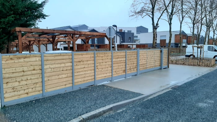 Clôture modèle claustra mixte acier bois