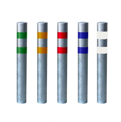 Borne anti-bélier avec bandes réfléchissantes