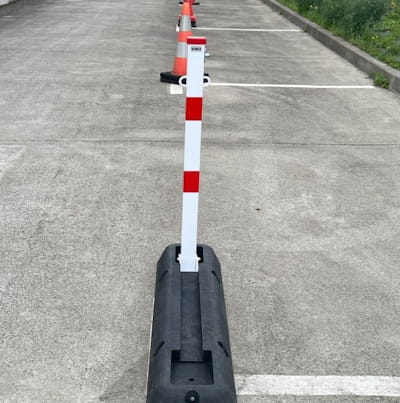 Poteau de pompier rabattable avec base