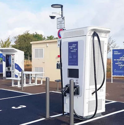 Poteau de protection pour borne de recharge